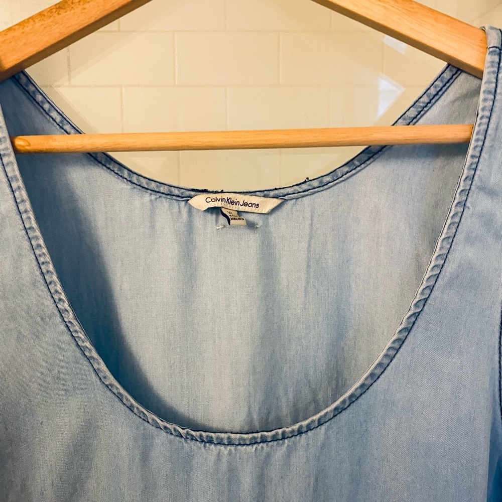 Calvin Klein top. - Picture 5 of 8